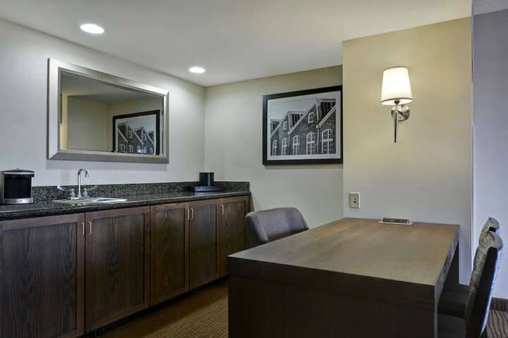 Lounge 21 of 48